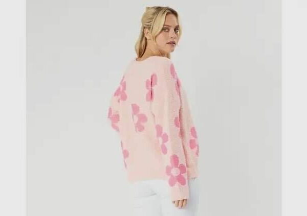 Roze trui met bloemenprint – Truien & Vesten