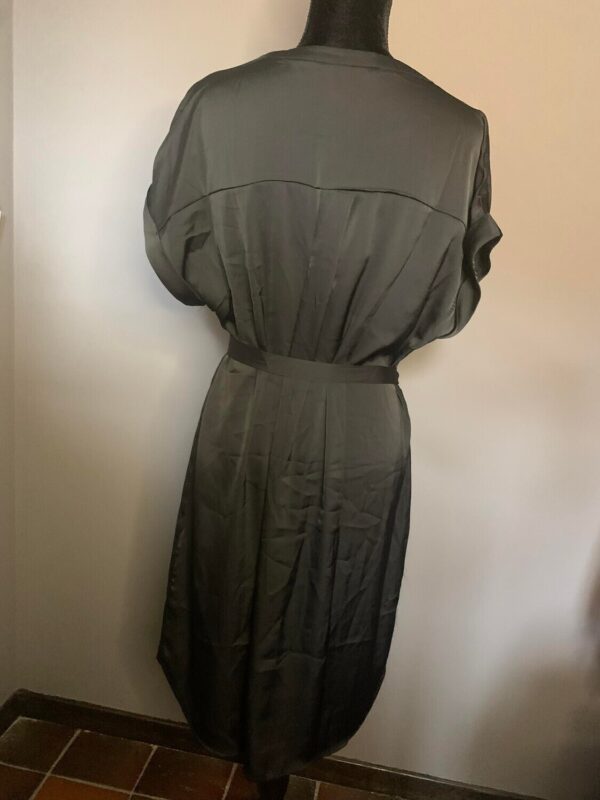 Zwart kleedje met korte mouwen – Jurken & Kleedjes (foto 2)